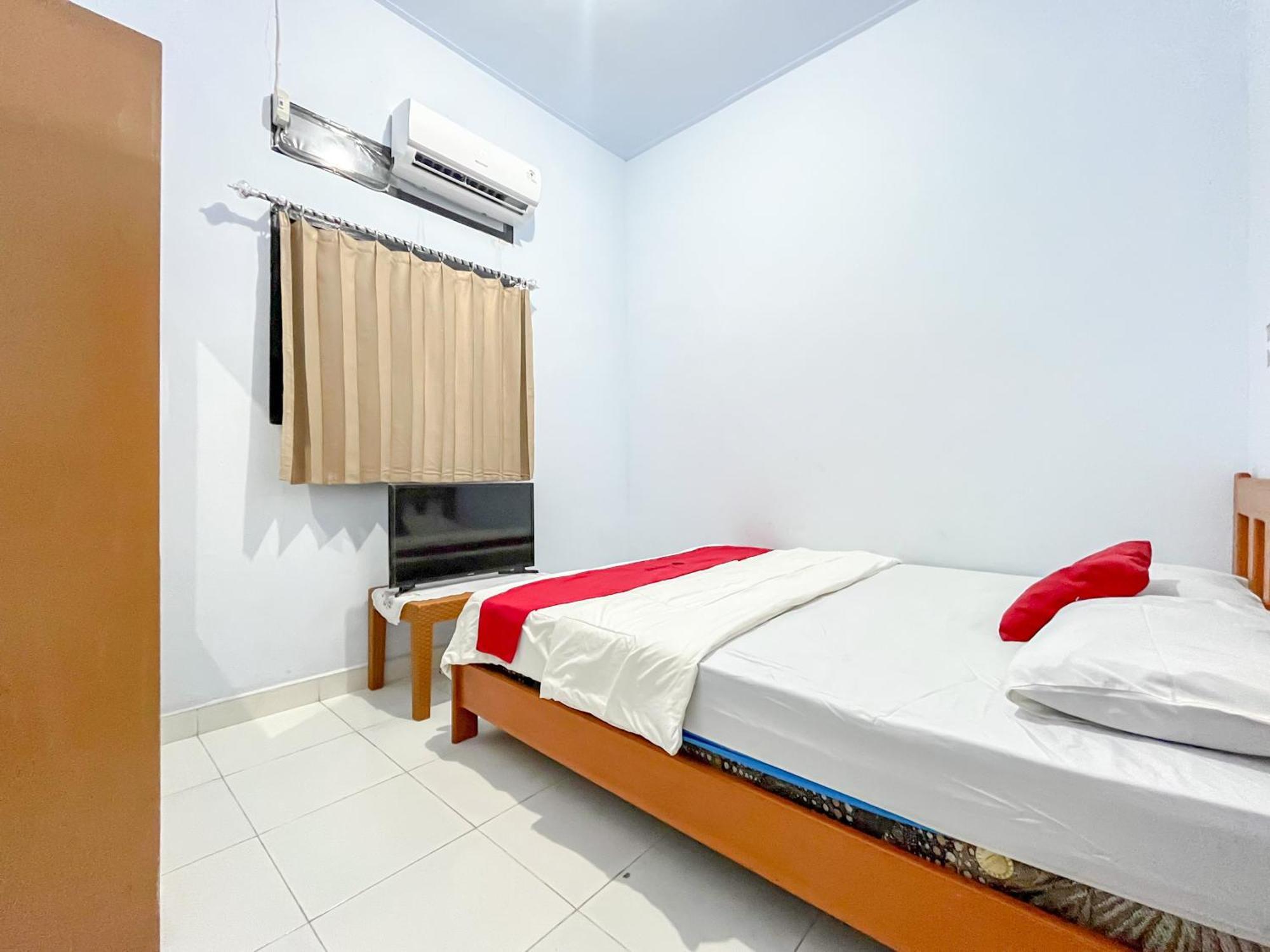 Reddoorz Syariah At Home Ampana Guest House Ampana Kota Exterior photo