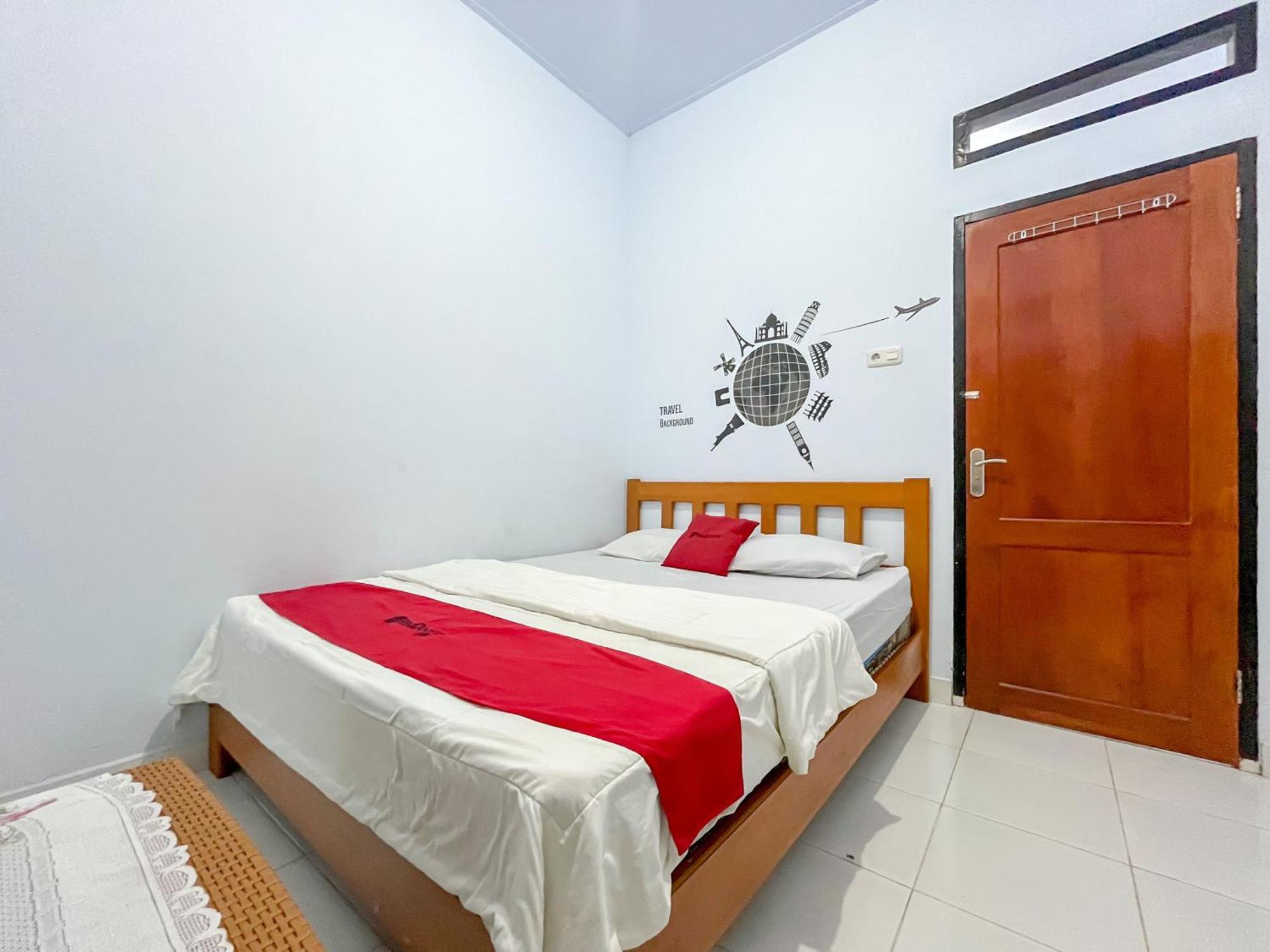 Reddoorz Syariah At Home Ampana Guest House Ampana Kota Exterior photo