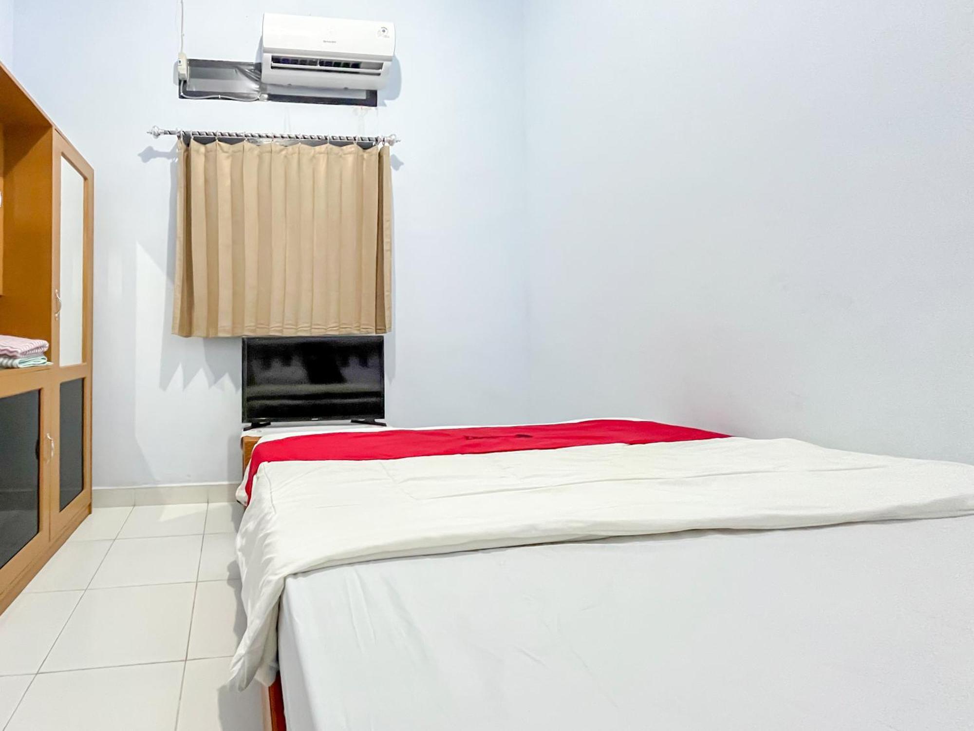 Reddoorz Syariah At Home Ampana Guest House Ampana Kota Exterior photo