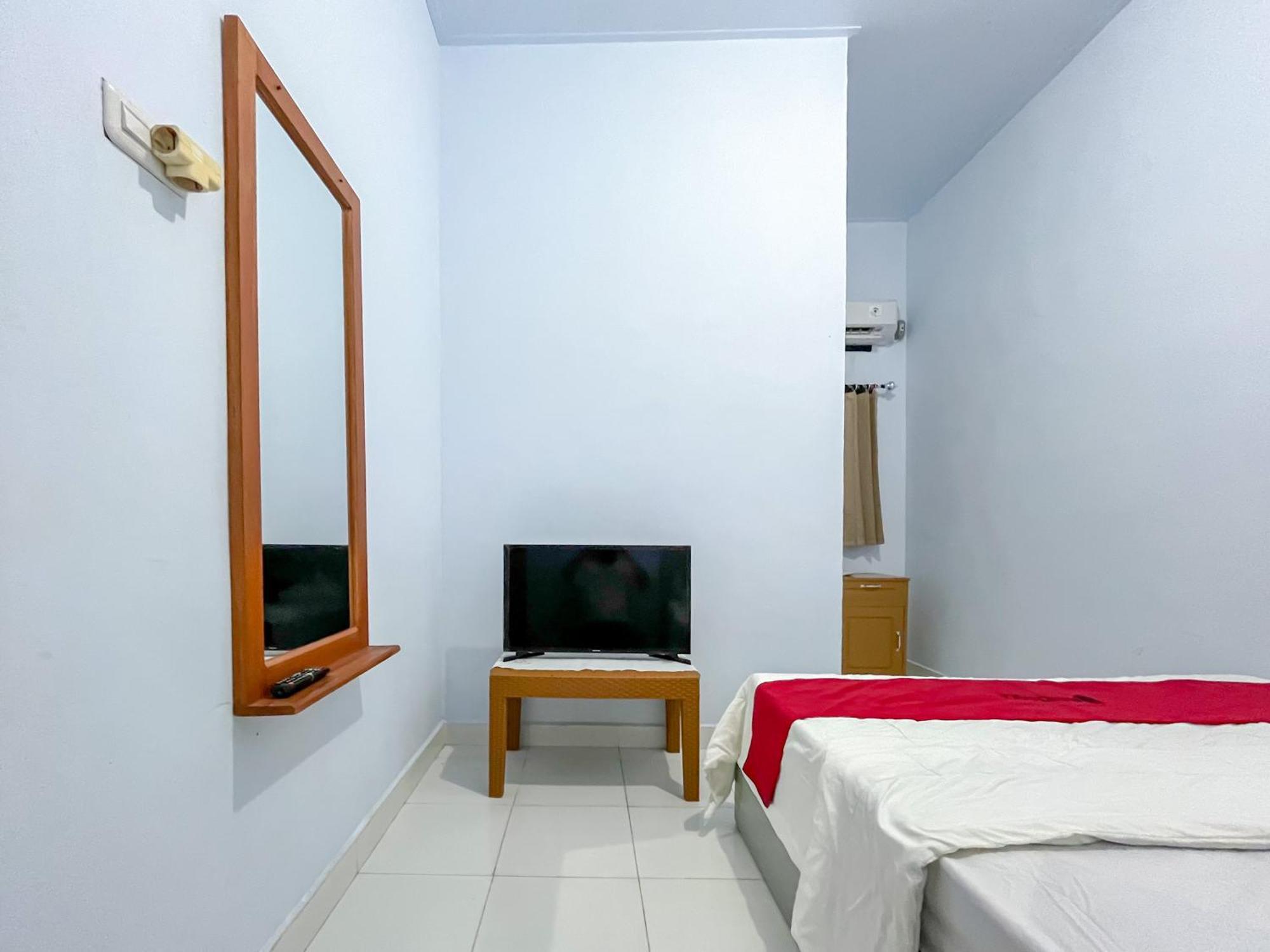 Reddoorz Syariah At Home Ampana Guest House Ampana Kota Exterior photo