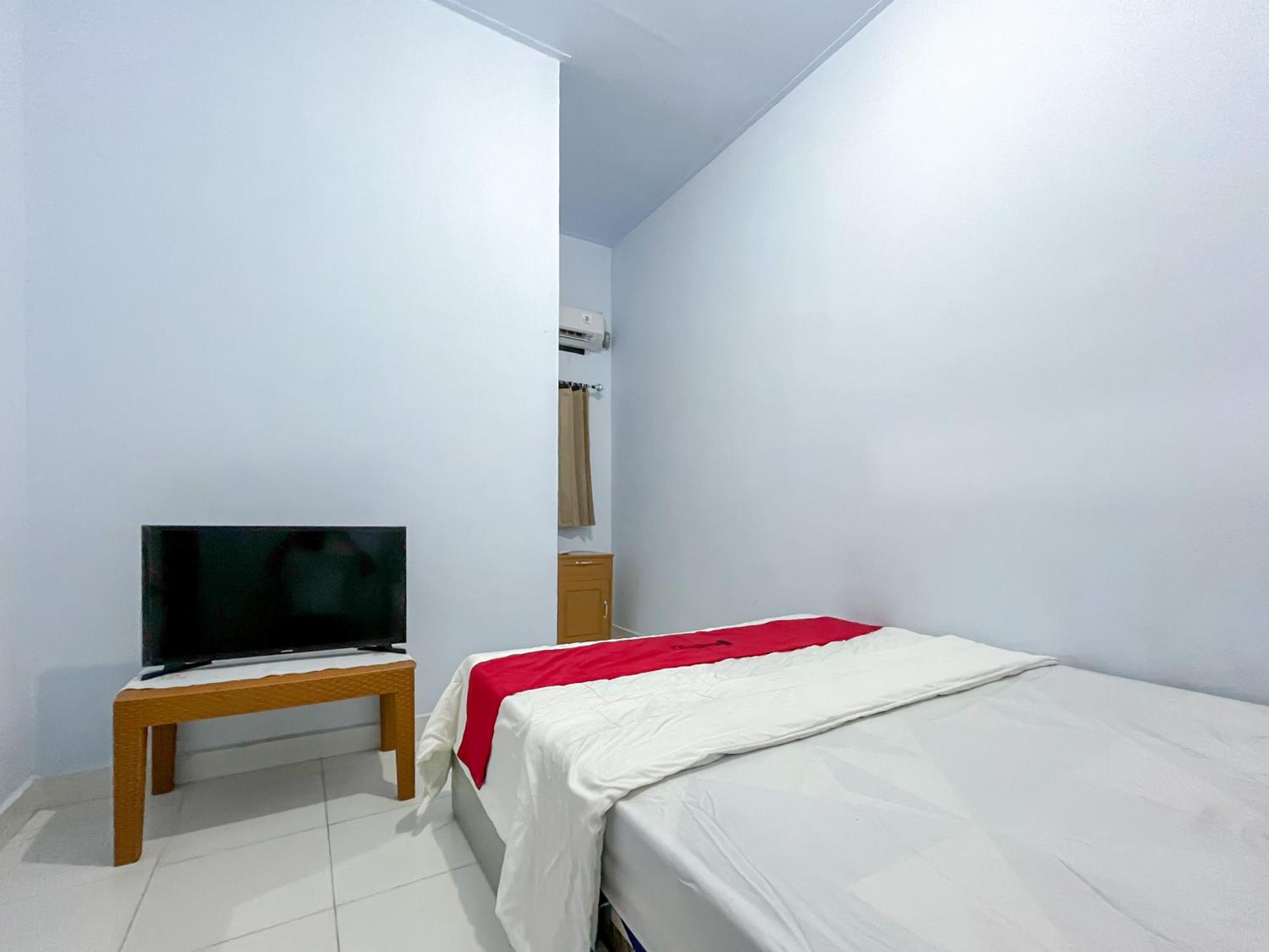Reddoorz Syariah At Home Ampana Guest House Ampana Kota Exterior photo