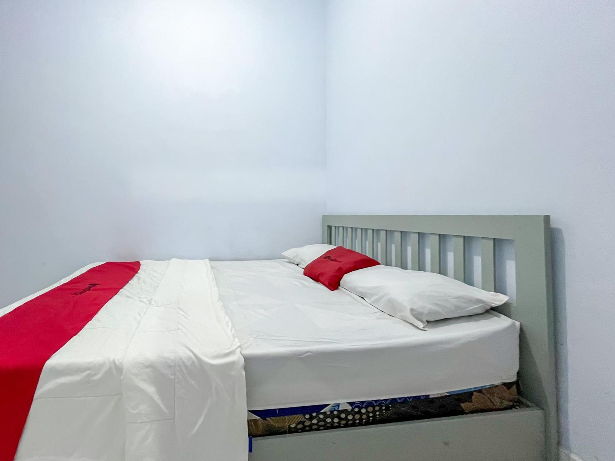 Reddoorz Syariah At Home Ampana Guest House Ampana Kota Exterior photo