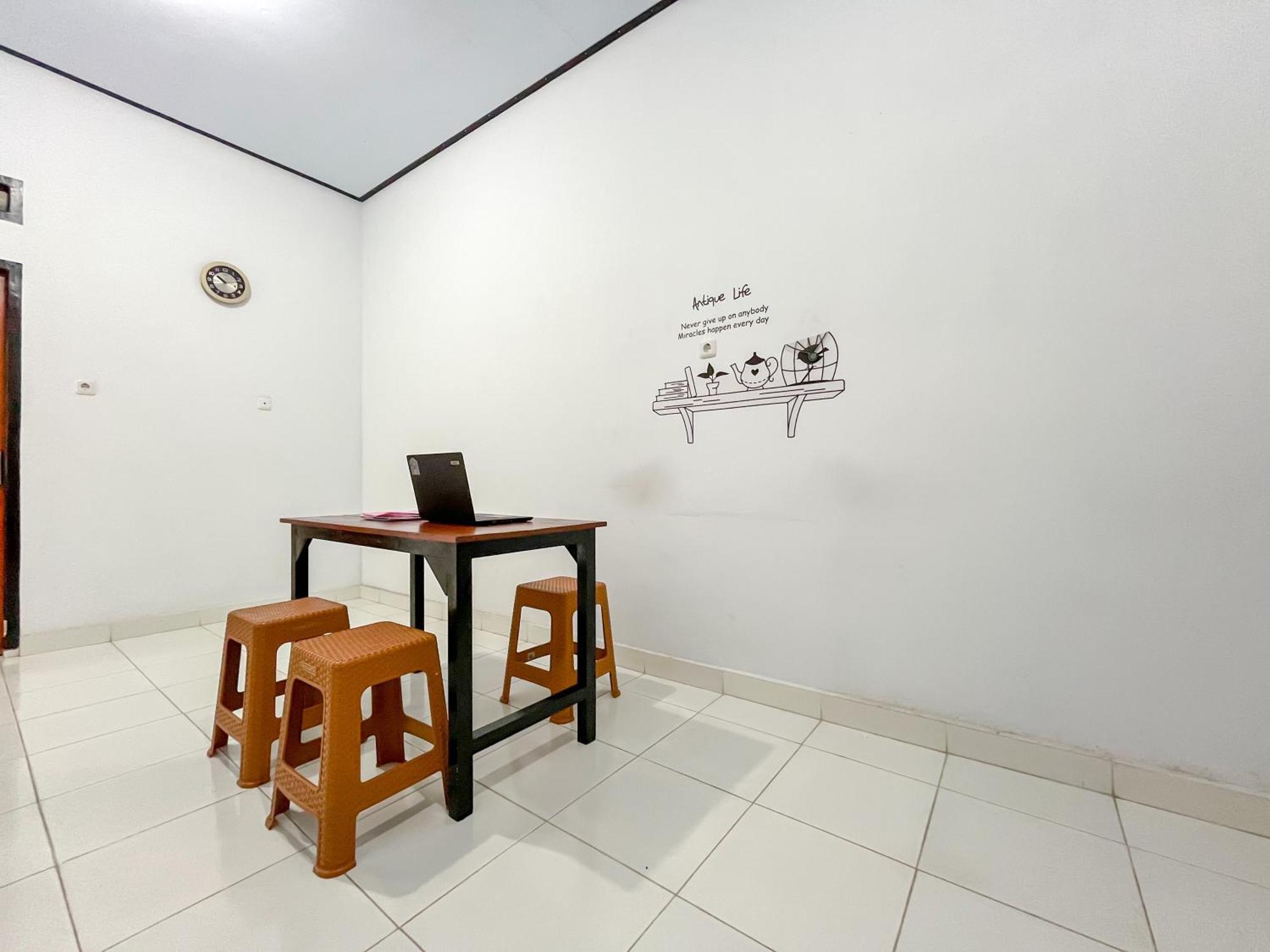 Reddoorz Syariah At Home Ampana Guest House Ampana Kota Exterior photo
