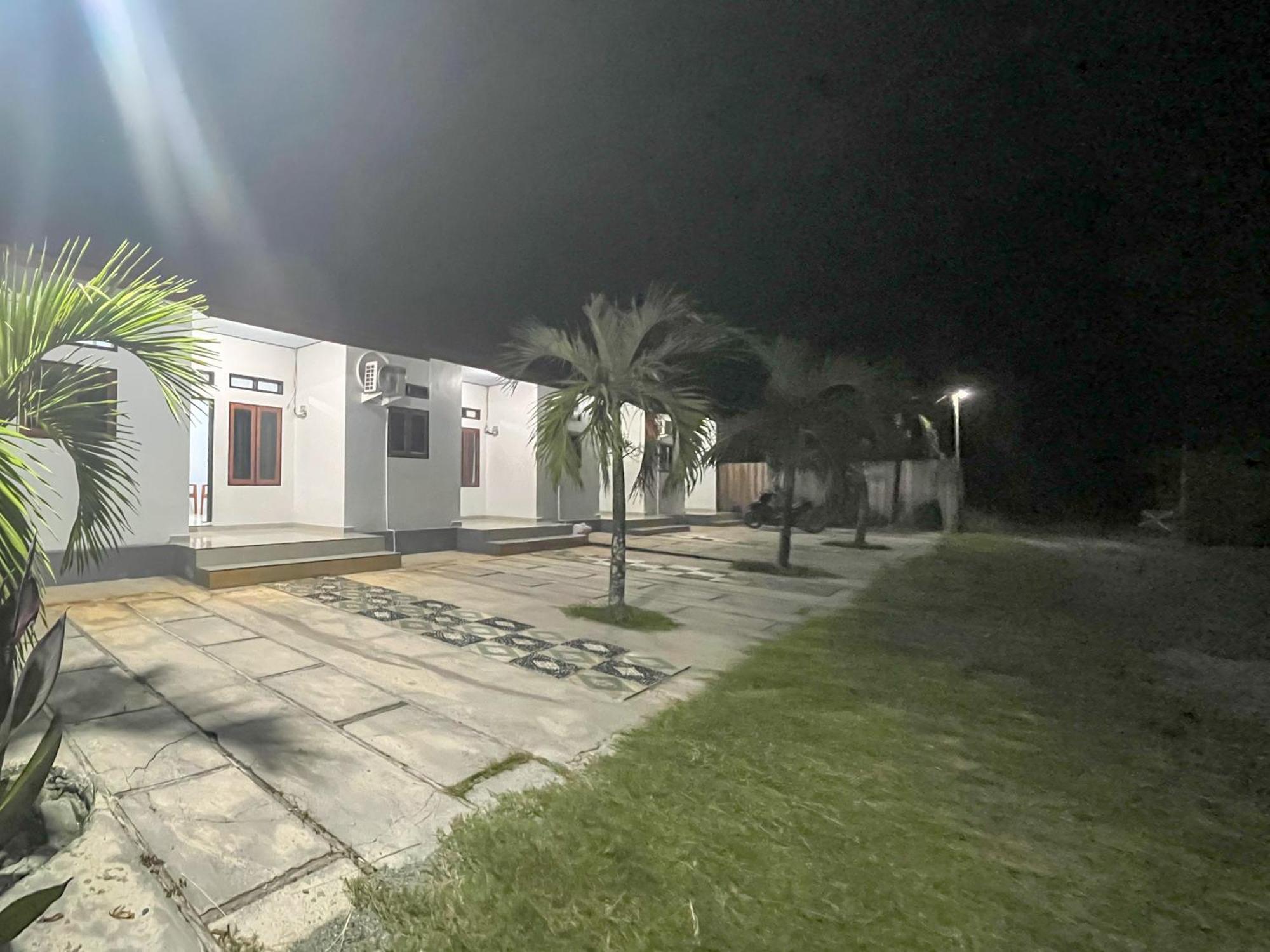 Reddoorz Syariah At Home Ampana Guest House Ampana Kota Exterior photo
