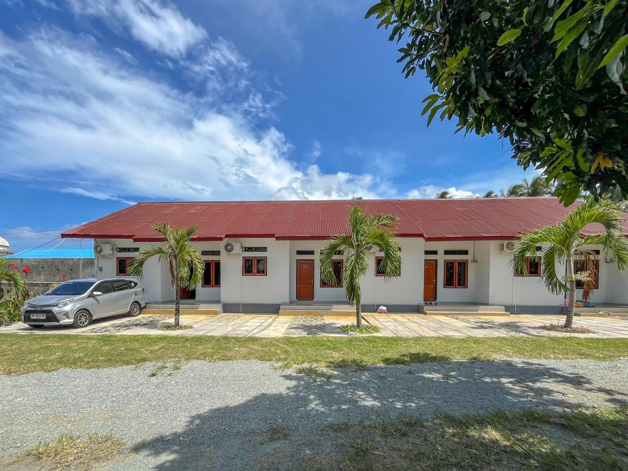 Reddoorz Syariah At Home Ampana Guest House Ampana Kota Exterior photo